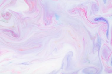 Sıvı sanat geçmişi. Soyut lekeli modaya uygun pembe zemin. Sıvı bir yüzeyde çok renkli boyalar.