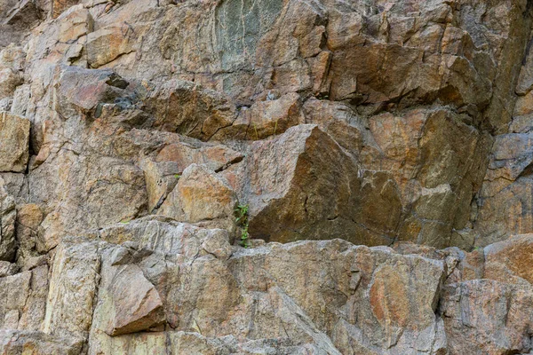 Granit kayalardaki çatlaklar insan aktivitesinden kaynaklanıyor. Patlamadan sonra dağdaki granit kayanın tahrip edilmesi. Çevresel sorunlar kavramı