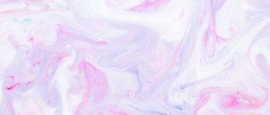 Sıvı sanat geçmişi. Soyut lekeli modaya uygun pembe zemin. Sıvı bir yüzeyde çok renkli boyalar.