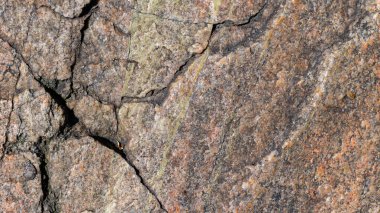 Granit kaya dokusu. Yıkılmış granit yüzeyi. Taş yüzeyine yakın çekim. Toprak rengi kavramı