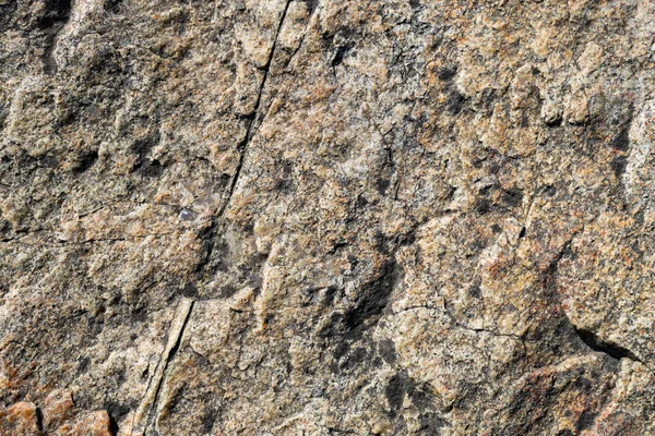 花岗岩岩石质感 风化作用造成花岗岩表面开裂 石材表面的特写 地球颜色概念 — 图库照片