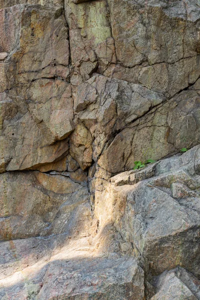 Risse Granitgestein Aufgrund Menschlicher Aktivitäten Zerstörung Des Granitfelsens Des Berges — Stockfoto