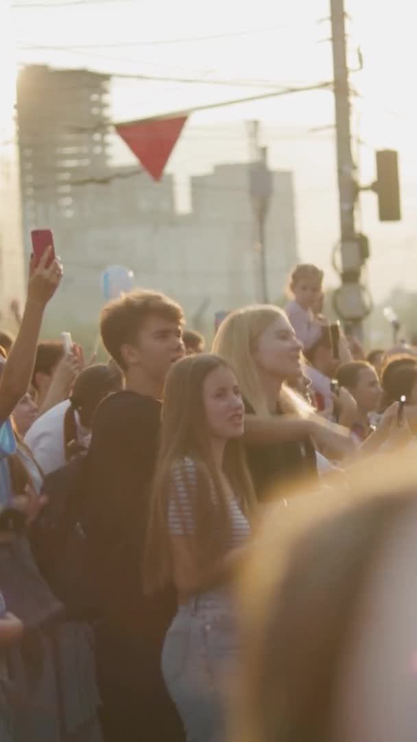 Dnipro Ukraine Szeptember 2021 Teenagers Smartphone Rock Out Concert Tinédzserek — Stock videók