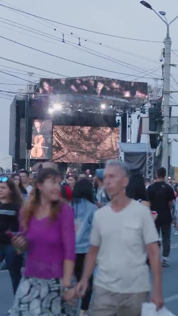 Dnipro Ukrajna 2021 Szeptember Sokan Sétálnak Városnapnak Szentelt Koncert Alatt — Stock videók