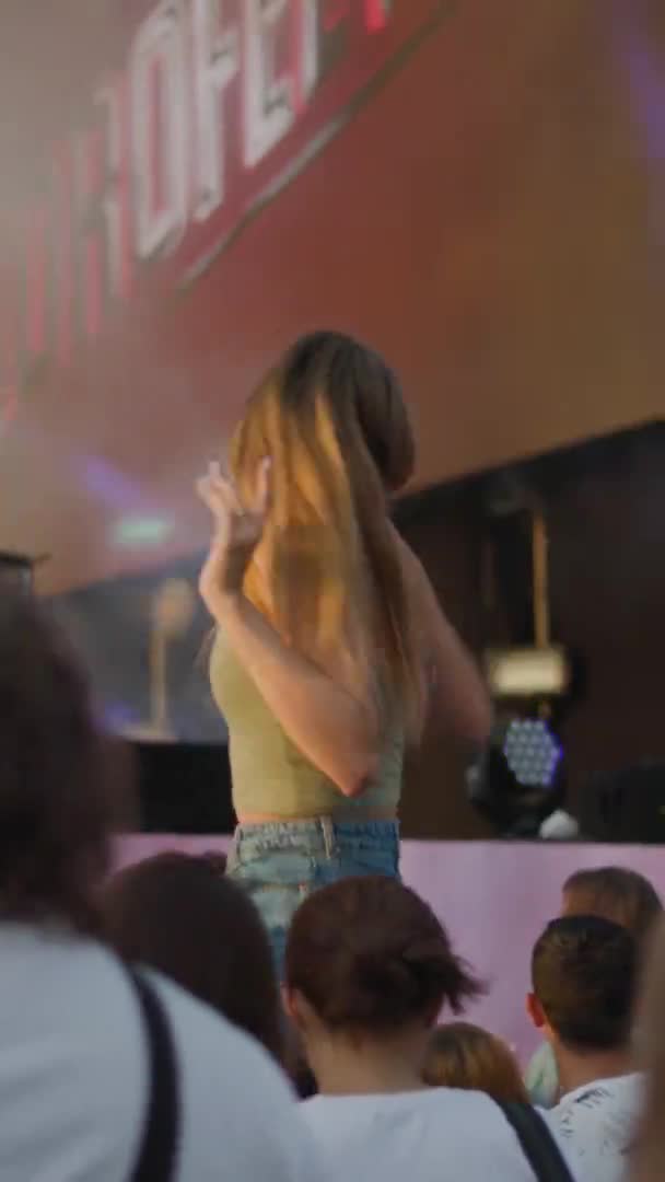 Dnipro Ukraine Szeptember 2021 Teenagers Smartphone Rock Out Concert Tinédzserek — Stock videók