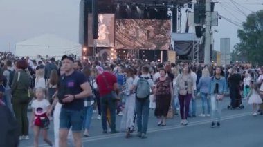 Dnipro, Ukrayna, 11 Eylül 2021: Şehir Günü 'ne adanmış bir konser sırasında sokaktaki kalabalık. İnsanlar şehir tatili sırasında kalabalığın içinde yürürler.