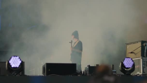 2021年9月11日 乌克兰第聂伯罗 吉他手在音乐会上表演 舞台上的烟雾机冒出的烟 男性吉他手在聚光灯下弹奏吉他 — 图库视频影像