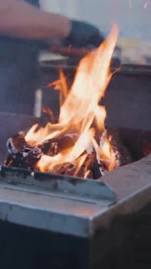 Yakacak odun. Izgaradaki ateşin alevi. bbq Grill 'de alevler yanıyor. Dikey biçim