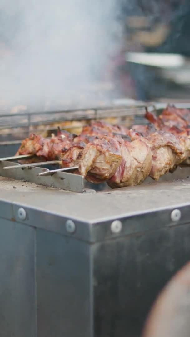 串焼きに肉を炒めバーベキュー バーベキューや煙の上で豚肉串を調理 ストリートフード 垂直ビデオ — ストック動画