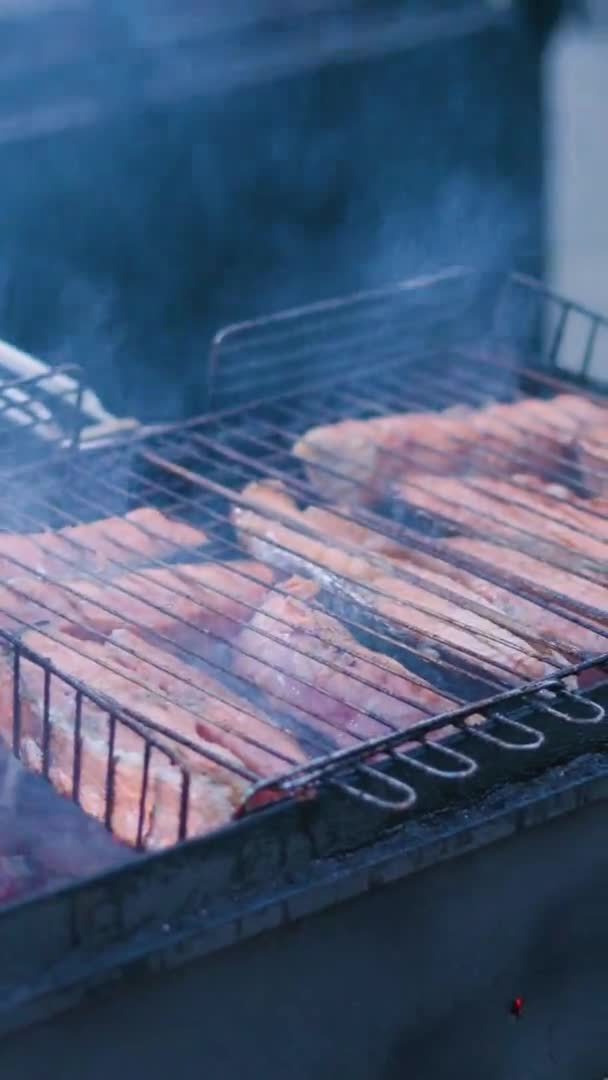 Pescado Salmón Una Parrilla Cocinar Pescado Asado Sobre Carbón Filetes — Vídeo de stock