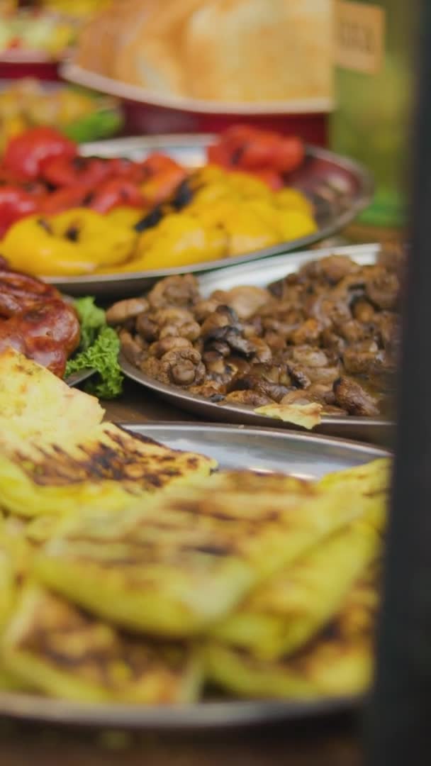 Sokak Yemeği Seçenekleri Tabakları Tezgahta Pişmiş Sebzeler Bayram Festivalinde Fast — Stok video