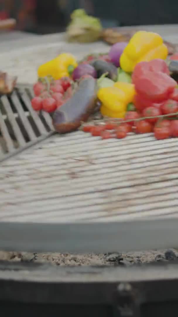 Préparation Nourriture Sur Barbecue Rotatif Grill Rotatif Avec Légumes Rôtis — Video