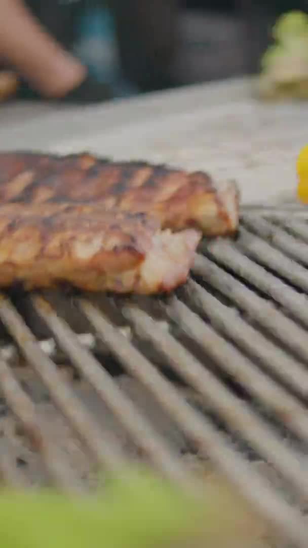 Przygotowywanie Jedzenia Obrotowym Grillu Obrotowy Grill Pieczonymi Warzywami Żeberkami Wieprzowymi — Wideo stockowe