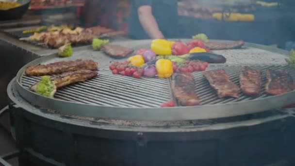 回転バーベキューの肉や野菜 野菜や肉を焙煎してグリルを回転させます ストリートフード市場 — ストック動画