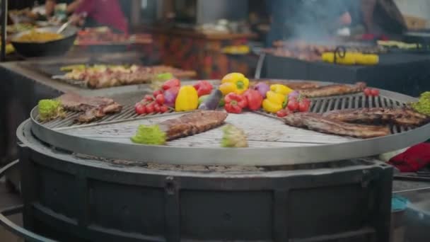 肉和蔬菜轮流烧烤 烤着烤着蔬菜和肉的烤架 街头食品市场 — 图库视频影像