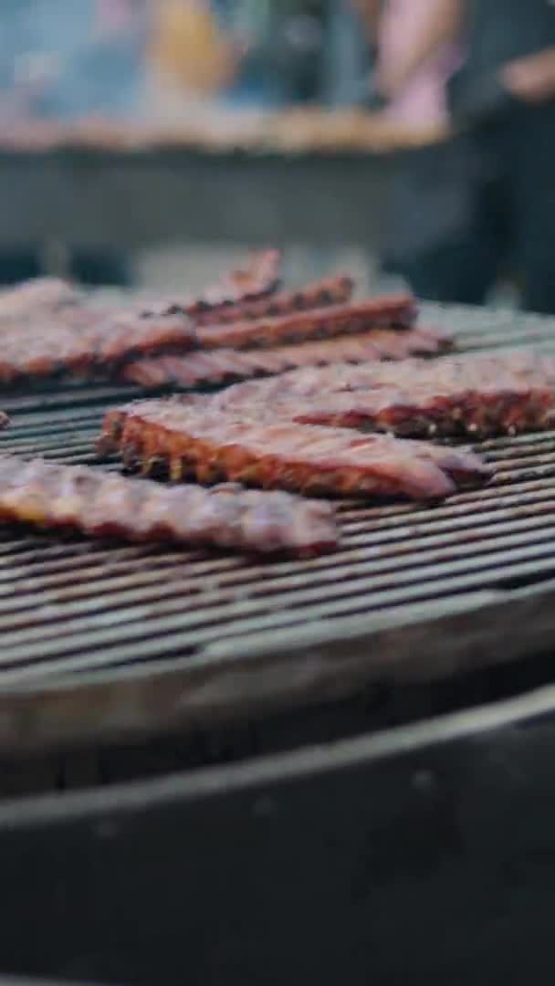 回転バーベキューに豚肉の肉 豚カルビでグリルを回転させます 垂直ビデオ — ストック動画