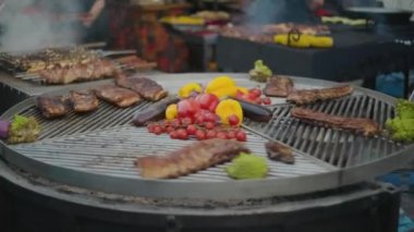 Dönüşümlü barbeküde et ve sebzeler. Kızarmış sebze ve etle ızgara yapıyor. Sokak gıda pazarı