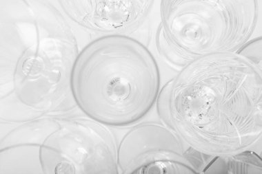 Beyaz arka planda çeşitli boş içki bardakları. Beyaz masada boş bardaklar. Üst görünüm