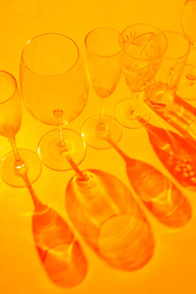 Пустые Стаканы Питья Тенями Закате Посуда Тенями Оранжевом Фоне Принято — стоковое фото