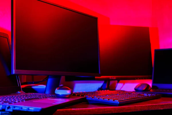 ネオン色の光の中で創造主の職場 視覚的なコンテンツを作成するためのコンピュータ機器 ピンクブルーライトのフリーランサーのホームオフィス ホームオフィスのコンセプト — ストック写真