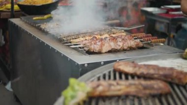 Şişte et ve mantarlar ızgarada kızartılır. Açık mutfak için barbekü çeviriyorum. Şiş kebap ve mantar ızgarada pişirilir.