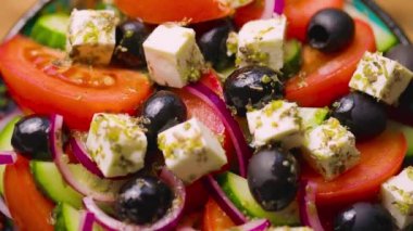 Kasede Yunan salatası, yakın plan. Sebzeli, peynirli ve zeytinli yaz salatası. Elle ateş
