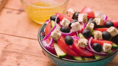 Kasede Yunan salatası, yakın plan. Sebzeli, peynirli ve zeytinli yaz salatası. Elle ateş