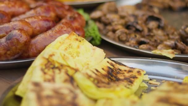 Разнообразные Удивительные Варианты Уличной Еды Мясо Блюда Приготовленные Овощи Стойке — стоковое видео