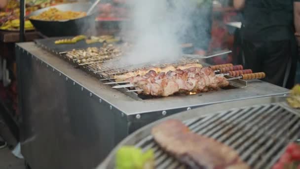 Carne Pinchos Setas Fríen Parrilla Barbacoa Giratoria Para Cocina Exterior — Vídeo de stock