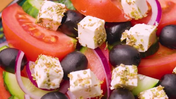 Грецький Салат Чаші Зблизька Літній Салат Овочами Сиром Оливками Ручний — стокове відео