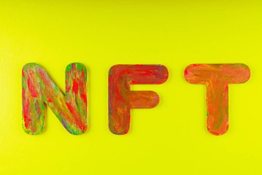 Para iadesi olmayan jeton. Sarı arkaplanda çok renkli harflerin kısaltması. Kripto Sanat konsepti. Uzayı kopyala Üst görünüm