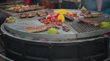 Dönüşümlü barbeküde yemek hazırlıyorum. Kızarmış sebzeler ve domuz pirzolası ile ızgara yapıyoruz. Sokak yemeği.