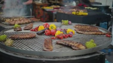 Dönüşümlü barbeküde yemek hazırlıyorum. Kızarmış sebzeler ve domuz pirzolası ile ızgara yapıyoruz. Sokak yemeği.