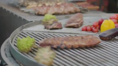 Değişik mangalda farklı sebzeler ve etler pişirmek. Kızarmış sebzeler ve domuz pirzolası ile ızgara yapıyoruz. Sokak yemeği.