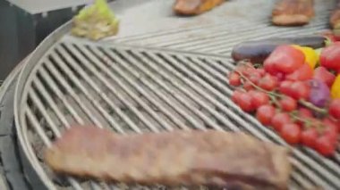 Değişik mangalda farklı sebzeler ve etler pişirmek. Kızarmış sebzeler ve domuz pirzolası ile ızgara yapıyoruz. Sokak yemeği.