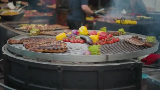 Preparing Food Rotating Barbecue Rotating Grill Roasting Vegetables Pork Ribs — Stock Video