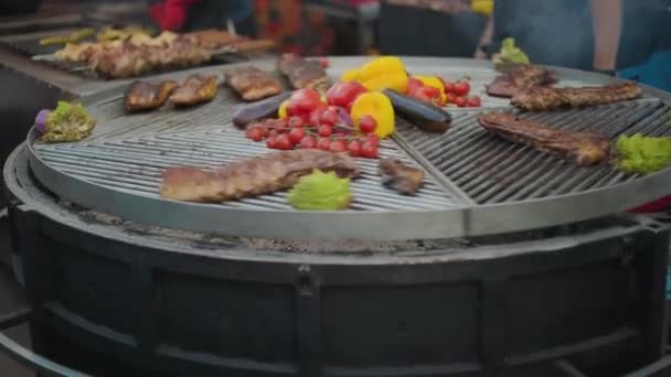 Préparation Nourriture Sur Barbecue Rotatif Grill Rotatif Avec Légumes Rôtis — Video