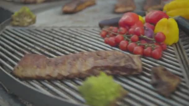 轮流烧烤时准备食物 烤着烤着蔬菜和猪排的烤着烤着吃 街头食品 — 图库视频影像