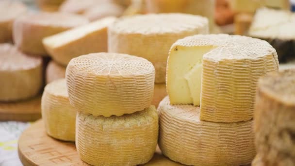 Peynir Kafalar Yuvarlak Yakın Plan Sütçü Dükkanı Işi Ekolojik Olarak — Stok video