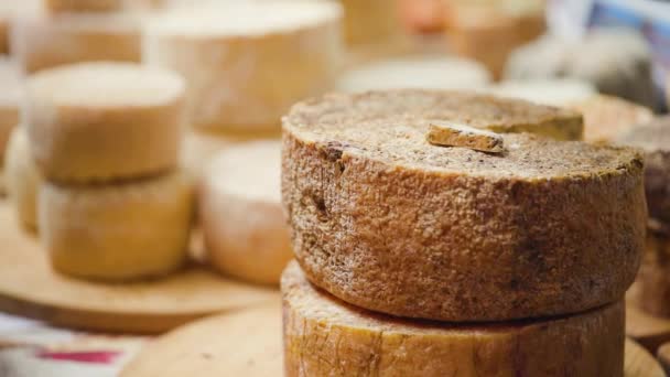 チーズヘッド ラウンド をクローズアップ ミルキィストア事業 生態学的にきれいな乳製品 健康的な栄養コンセプト — ストック動画