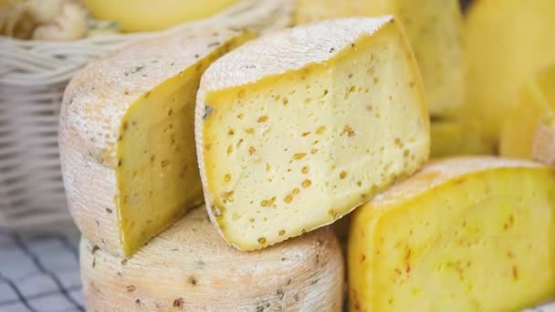 Peynir Kafalar Yuvarlak Yakın Plan Sütçü Dükkanı Işi Ekolojik Olarak — Stok video