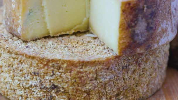 Hartkäsestücke Zum Verkauf Verschiedene Käsesorten Auf Dem Tresen Blauschimmelkäse Markt — Stockvideo