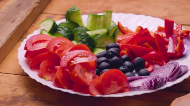 Ингредиенты Греческого Салата Тарелке Свежие Овощи Сыр Фета Оливки Летнего — стоковое видео