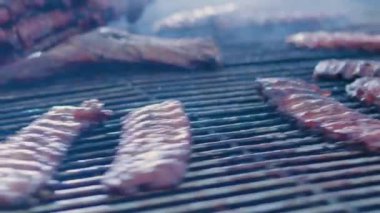 Dönüşümlü barbeküde domuz eti. Domuz pirzolası ile ızgara çeviriyorum. Sokak yemeği.