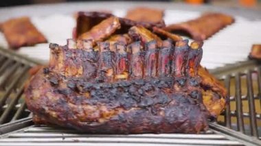 Dönüşümlü barbeküde domuz eti. Domuz pirzolası ile ızgara çeviriyorum. Sokak yemeği.