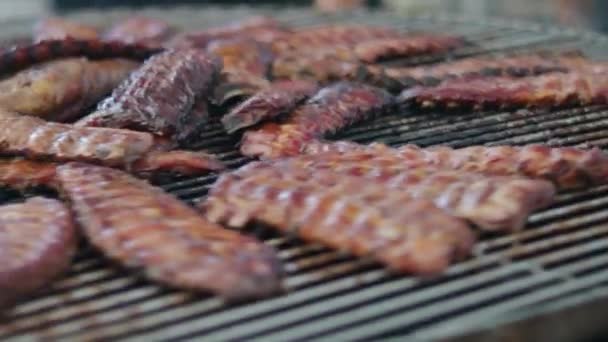 Χοιρινό Κρέας Περιστρεφόμενο Μπάρμπεκιου Περιστρεφόμενη Σχάρα Χοιρινά Παϊδάκια Τρόφιμα Δρόμου — Αρχείο Βίντεο