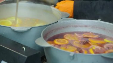 Sıcak şarap hazırlığı. Yeni yıl ve Noel için sıcak şarap. Büyük bir tencerede, karıştırılmış şarap. Yakın plan.