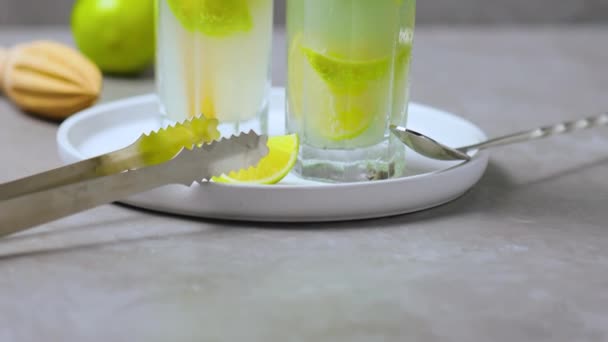 Twee Glazen Mojito Een Wit Bord Zomer Tropische Cocktail Bar — Stockvideo