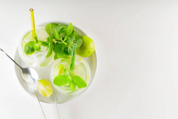 Mojito Cocktail Met Limoen Munt Een Witte Achtergrond Gereedschap Voor — Stockfoto