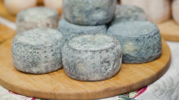 Blue Cheese Assortment Cheese Heads Counter Farm Cheese Sales Ecologically — Stock Video